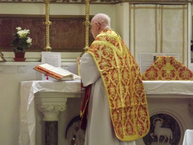 Lễ La Tinh (Latin Mass) tức thánh lễ được cử hành bằng tiếng Latinh. Vào giữa năm 1570 - 1962, hầu hết người  Công giáo trên thế giới tổ chức Lễ La Tinh. Hiện ngôn ngữ Latin vẫn là ngôn ngữ chính thức ở Vatican.    